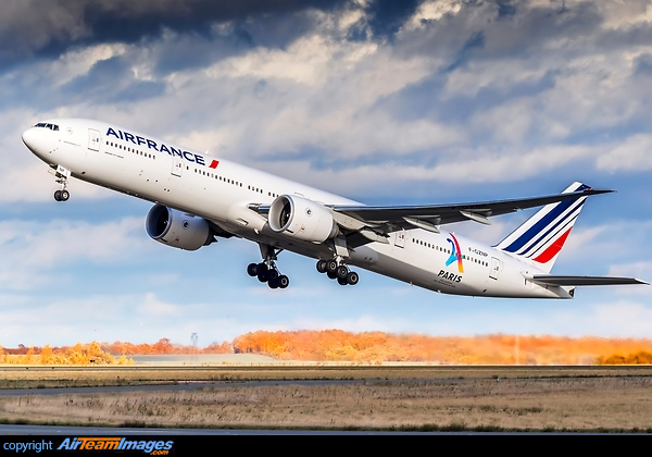 Boeing 777-328/ER Boeing 777-328/ER
