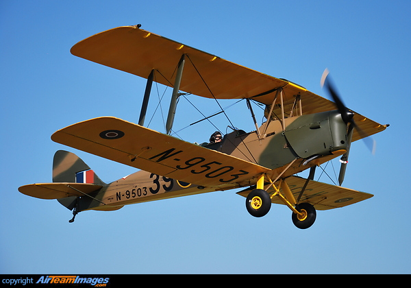 Taking off at Henstridge de Havilland DH82A Tiger Moth