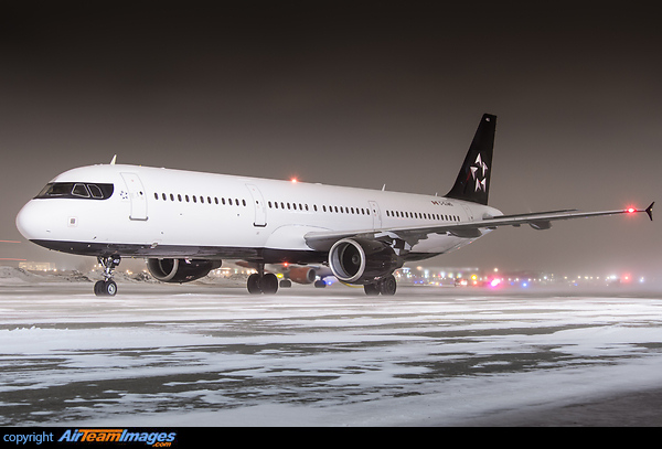 This special Star Alliance aircraft is in fact the new Air Canada Colors in disguised. Star Alliance Logo applied on the tail to cover the new Air Canada logo. The new titles are hidden beneath with paint on the fuselage. Airbus A321-211