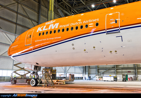 KLM's special 'Oranje' livery on the Boeing 777-300ER (PH-BVA) Boeing 777-306/ER