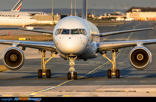 This 757 is arriving in the hub dedicated area after a short trip from Helsinki. Boeing 757-236(SF)