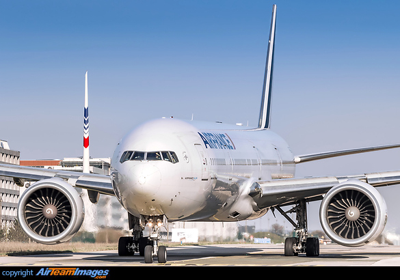 Boeing 777-328/ER Boeing 777-328/ER