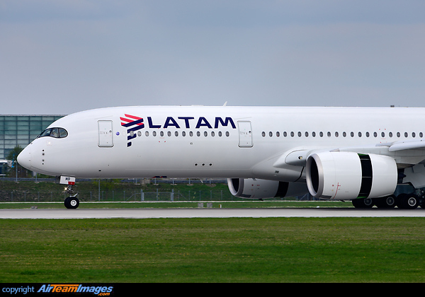 Leased from LATAM, operating as Qatar. Airbus A350-941