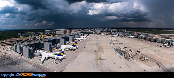 storm approaching Frankfurt Airport Boeing 747-830