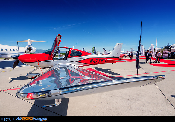 Cirrus with Spectra Wingtip Lighting. Cirrus SR-22T GTS G6 Carbon