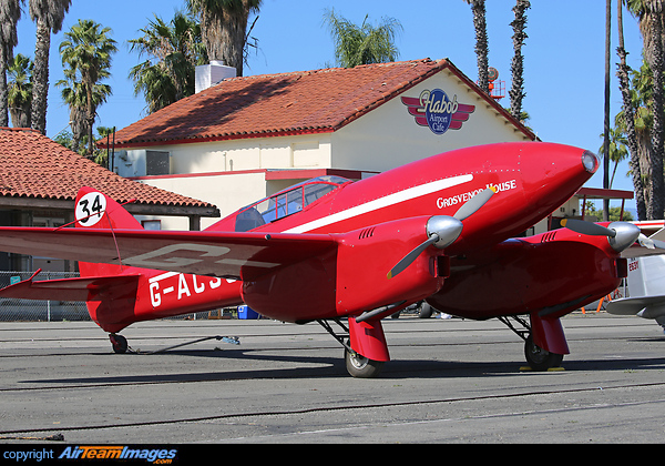 A full scale flying replica of original DH-88 Comet G-ACSS de Havilland DH-88 Comet