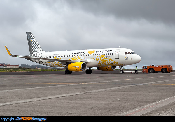Special Vueling Loves Barcelona, 100 Million Customers livery. Airbus A320-232