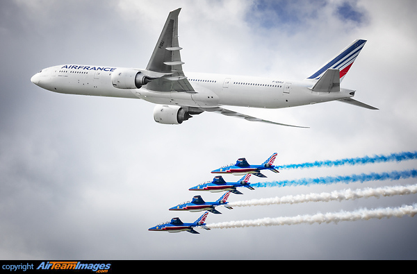Boeing 777-328/ER Boeing 777-328/ER