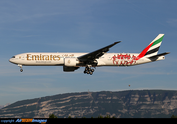 Painted in "SL Benfica" special colours. Boeing 777-31H/ER