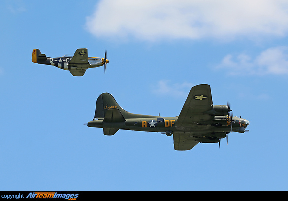 B-17 Flying Fortress & Mustang B-17 Flying Fortress & Mustang