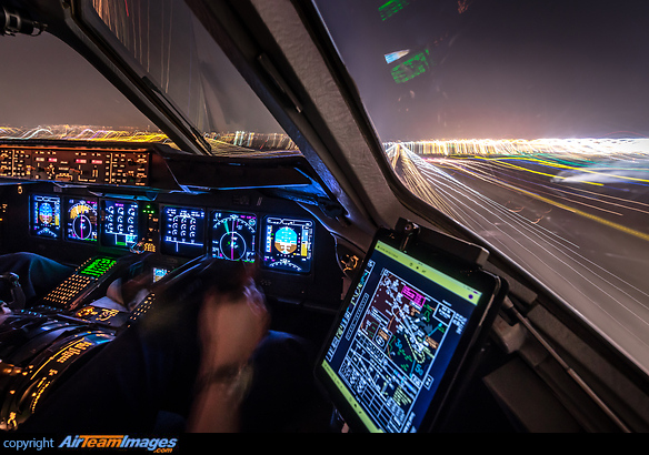 Short final runway 12, 4 seconds exposure McDonnell Douglas MD-11F
