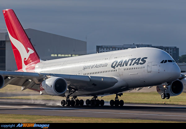 Early morning arrival from Dubai Airbus A380-842
