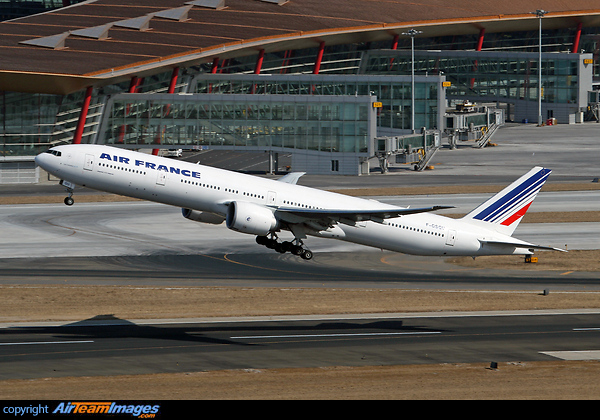 Boeing 777-328/ER Boeing 777-328/ER