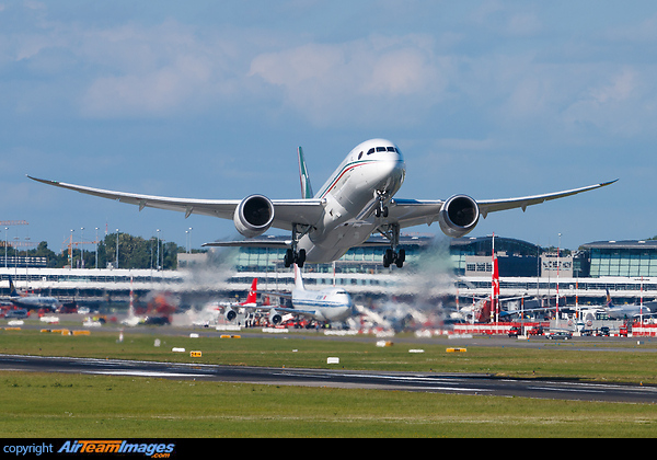 Mexico leaving G20 summit, with some other G20 traffic as backdrop... Boeing 787-8 Dreamliner