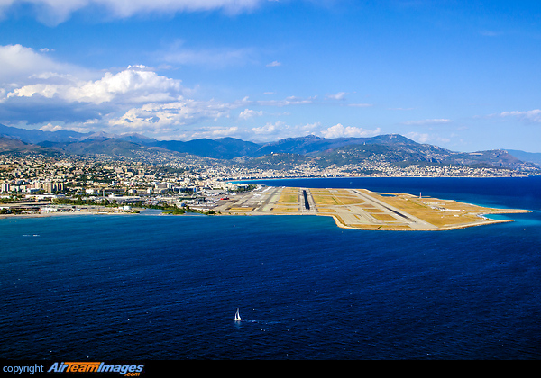 View of the final Approach into Nice Airport RWY04L Nice Airport