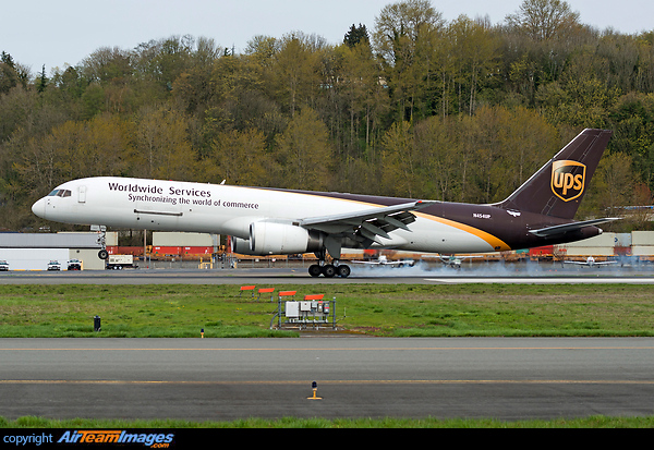 Tire smokes on touchdown Boeing 757-24APF