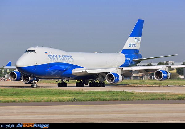 Line-up runway 21 Boeing 747-467(F)