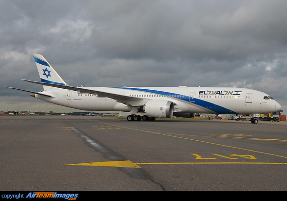 EL AL 's brand new Boeing 787-9 taxiing into stand at Heathrow for the first time on a proving flight with no passengers operating the LY215 Boeing 787-9 Dreamliner