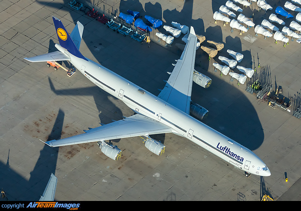 Not even 11 years old and already in the desert. Taken from the storageyard, this can mean 2 things. Either scrap or a new operator. Airbus A340-642