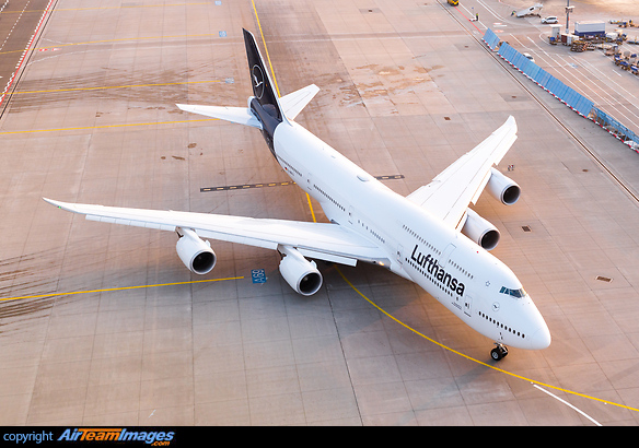 After being officially introduced the night before, the first LH 747 in the new colour scheme started out for a promo tour around Germany. Boeing 747-830