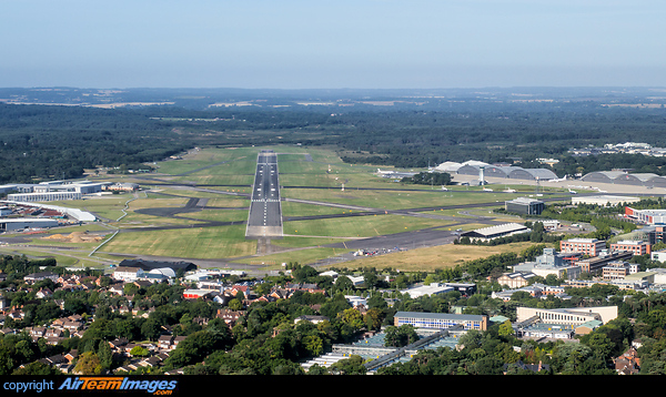 Final approach to RWY24 in Farnborough Farnborough Airport