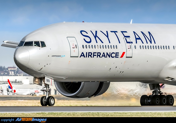 Boeing 777-328/ER Boeing 777-328/ER