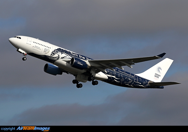 Painted in "Turn the Tide on Plastic" special colours in October 2017.
This phooto shows the LH dark blue side of HiFly's special livery in cooperation with Mirpuri Fondation and Volvo Ocean race with a message to the world. Airbus A330-223