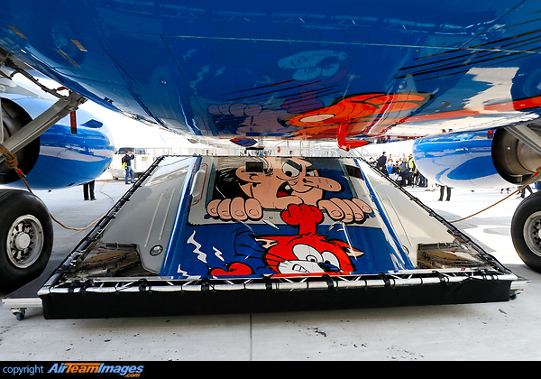 Brussels Airlines celebrate the Belgian Schtroumpfs with this 5th Belgian icon deco.
#AEROSMURF is based on the winning design of Marta Marcella i.
171 project days - 2100 hours of painting - 28 colours used - 420 liters of paint - 335 Touch up brusches - 14 Painters - 24000 meters of masking tapes. Airbus A320-214