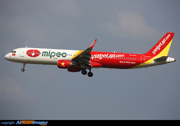 This VietJet Air A321 carries an advertisement for the Military Petrochemical Joint Stock Company (MIPEC). Airbus A321-211