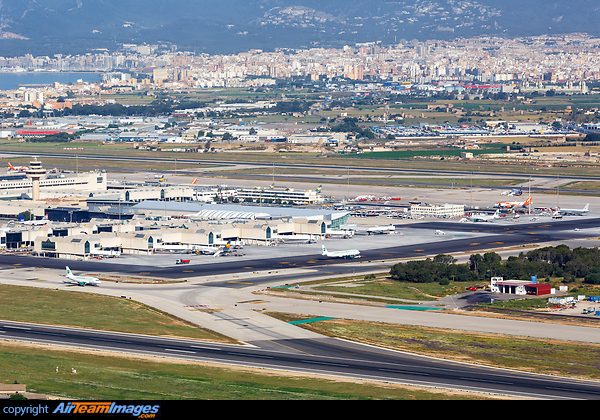 Overview PMI airport with Palma de Mallorca in the background Palma de Mallorca Airport