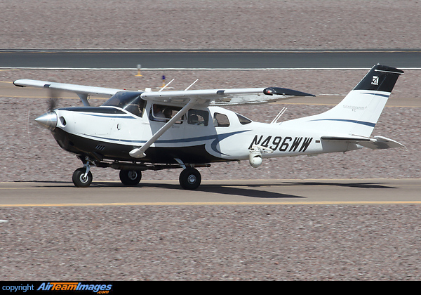 Cessna T206H Turbo Stationair operated by the FBI with side mounted camera and extended exhaust
pipe. Cessna T206H Turbo Stationair