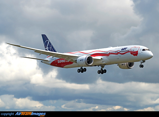 LOT's third 787-9 dreamliner painted in special colorful livery "Proud of Poland's Independence" on her first flight Boeing 787-9 Dreamliner
