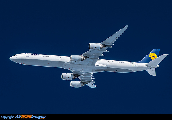 operating flight LH410 MUC-JFK.
Seen inflight at 37.000ft over the Atlantic Ocean. Airbus A340-642