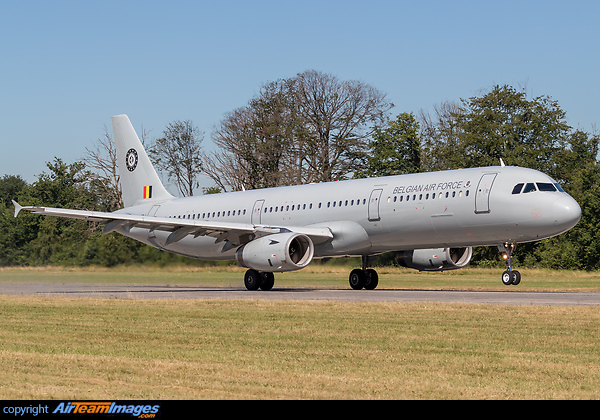 The biggest airplane so far to operate at Ursel Airfield, for the yearly 'Ursel Avia' event. Airbus A321-231