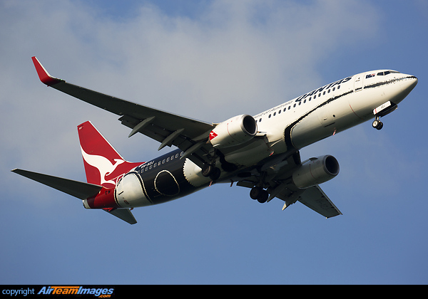 Another aboriginal livery for Qantas ... this one is named Mendoorwoorji. Boeing 737-838