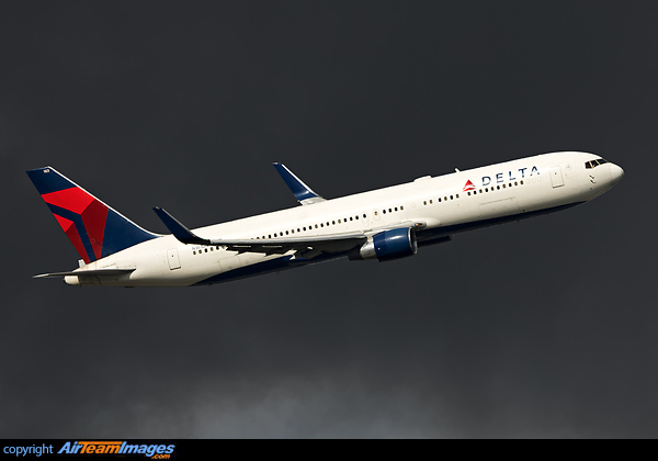 Banking away from runway 09R Boeing 767-332/ER