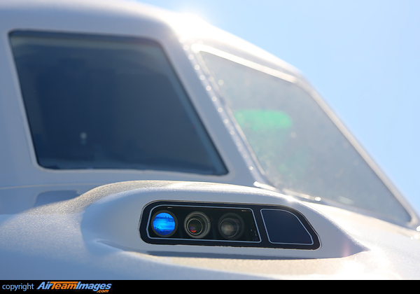 Born from military technology, FalconEye is equipped with a fourth-generation multi-sensor camera that generates very high definition images. In synthetic vision system (SVS) mode, the camera displays a 40 horizontal by 30 vertical field of view with a 1280x1024 resolution, one of the widest angles on any HUD, ensuring full coverage of the viewing area with no tunnel vision effects. Six different sensors present the best images from both the near-visible and infrared spectrums. One, for example, can detect LED runway lighting before our naked eyes are able to. Four sensors are dedicated to light detection during daytime operations. One is dedicated to night conditions and one thermal sensor is used for terrain imaging. FalconEye