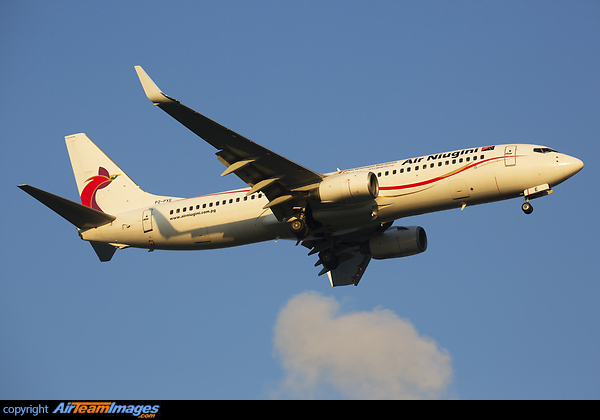 On this day, Air Niugini substituted the B767-300ER that regularly ply the Port Moresby - Singapore route with the smaller B737-800. On the fuselage are secondary markings marking PNG's hosting of the APEC 2018 Summit. Boeing 737-8BK