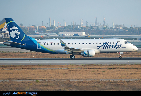 Thrust reversors in action Embraer ERJ-175LR