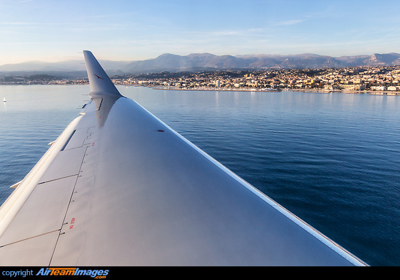 Final approach over the water for RW04L in Nice. Bombardier Challenger 350
