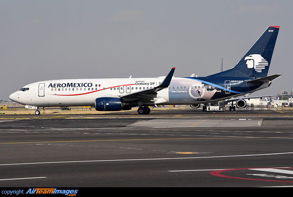 Boeing 737-852