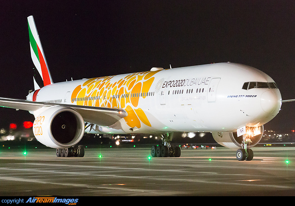 Taxying to stand 35 after arriving as EK25. Boeing 777-31H/ER