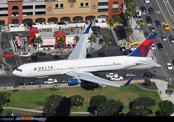Boeing 767-332/ER Boeing 767-332/ER