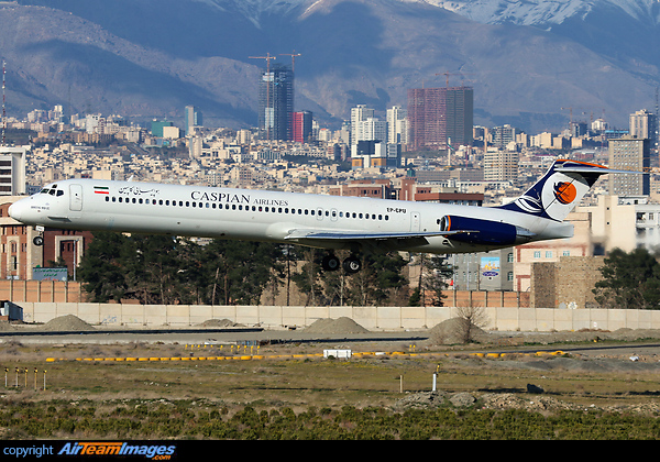 Such a low approach! McDonnell Douglas MD-83