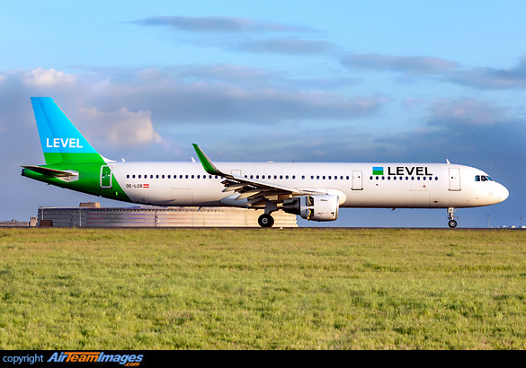 Airbus A321-211 Airbus A321-211