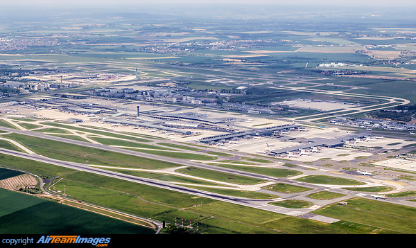Overview of the whole of CDG, with all 4 runways and several terminal complexes visible. An Air France 787 is rolling on RW26R. Paris Charles de Gaulle