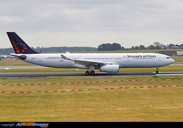 OO-SFF was painted in Singapore with what seems to be the future standard livery for Brussels Airlines:
An all-white fuselage (the light-blue bottom is gone), white engine cowlings, the dark blue limited to the tail itself and no longer extending to the fuselage including white wingtips. Airbus A330-343