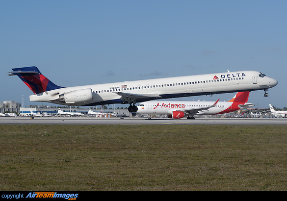 McDonnell Douglas MD-90-30 McDonnell Douglas MD-90-30