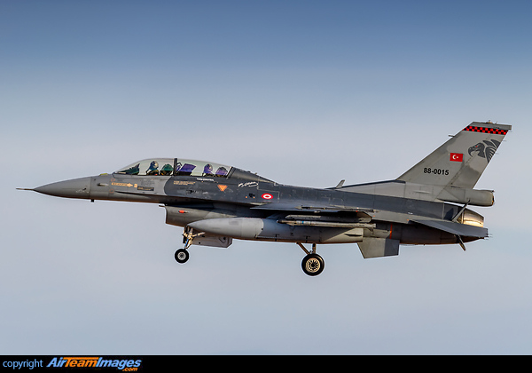 The Ocean Sky 2019 exercise will take place in the Canary archipelago between October 19 and 30, 2019.
The purpose of the exercise is to train the capabilities of the Command and Control structure of the Combat Air Command in an air superiority campaign, which allows to increase the level of preparation for air-to-air combat of the Air Army fighter units and of the invited foreign units. In this regard, this edition of the Ocean Sky has the participation of the 493 U.S. Air Force Squadron. (equipped with F-15C aircraft) and 151 Turkish Air Force Squadron (equipped with F-16 aircraft). F-16CJ Fighting Falcon