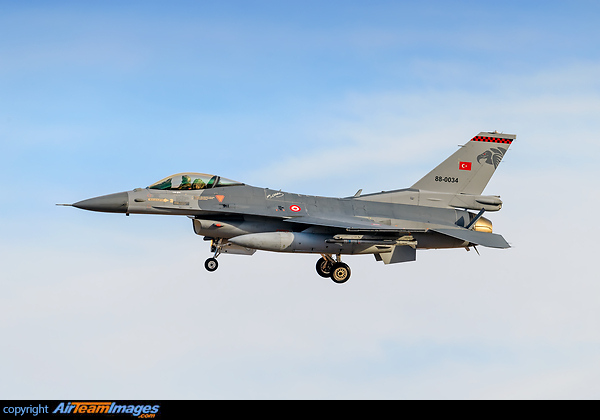 The Ocean Sky 2019 exercise will take place in the Canary archipelago between October 19 and 30, 2019.
The purpose of the exercise is to train the capabilities of the Command and Control structure of the Combat Air Command in an air superiority campaign, which allows to increase the level of preparation for air-to-air combat of the Air Army fighter units and of the invited foreign units. In this regard, this edition of the Ocean Sky has the participation of the 493 U.S. Air Force Squadron. (equipped with F-15C aircraft) and 151 Turkish Air Force Squadron (equipped with F-16 aircraft). F-16CG Night Falcon